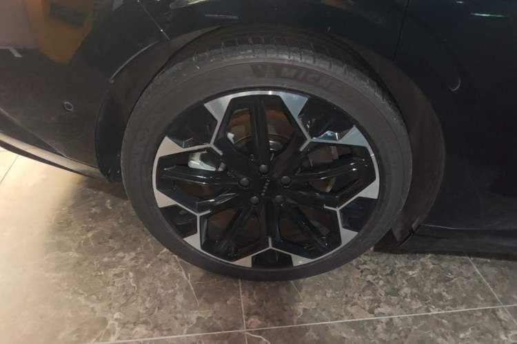 Used Zeekr 007GT 2025 Rear-Drive Intelligent Driving Version 75 kWh Right Rear Wheel Hub