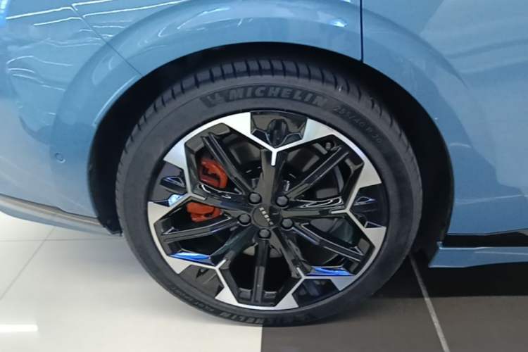 Used Zeekr 007GT 2025 Four-Wheel Drive Intelligent Driving Version 75 kWh Right Rear Wheel Hub