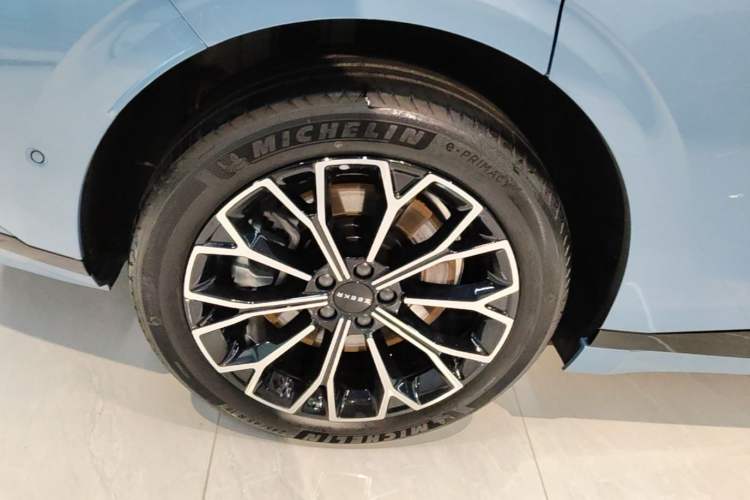 Used Zeekr 007GT 2025 Four-Wheel Drive Intelligent Driving Version 75 kWh Right Rear Wheel Hub