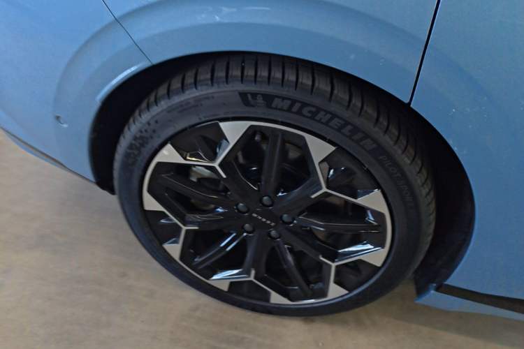 Used Zeekr 007GT 2025 Rear-Drive Intelligent Driving Version 75 kWh Right Rear Wheel Hub