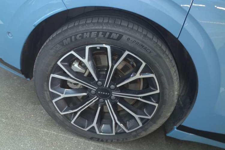 Used Zeekr 007GT 2025 Four-Wheel Drive Intelligent Driving Version 75 kWh Right Rear Wheel Hub