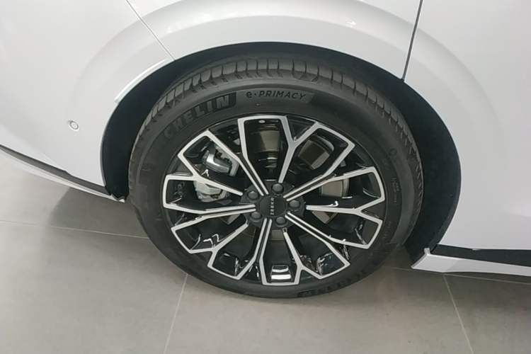 Used Zeekr 007GT 2025 Four-Wheel Drive Intelligent Driving Version 75 kWh Right Rear Wheel Hub