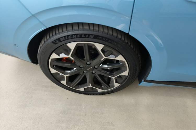 Used Zeekr 007GT 2025 Four-Wheel Drive Intelligent Driving Version 75 kWh Right Rear Wheel Hub