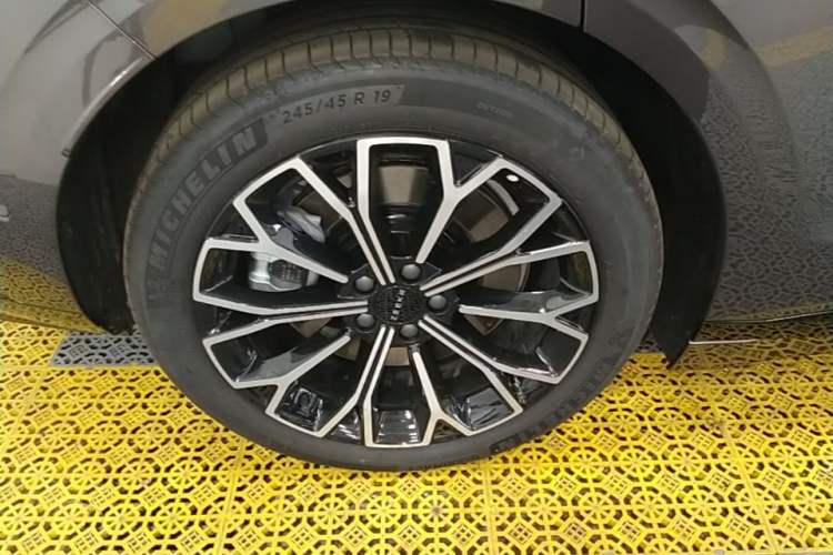 Used Zeekr 007GT 2025 Rear-Drive Intelligent Driving Version 75 kWh Right Rear Wheel Hub