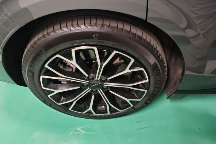 Used Zeekr 007GT 2025 Long-Range Rear-Wheel Drive Intelligent Driving Version 100 kWh Right Rear Wheel Hub