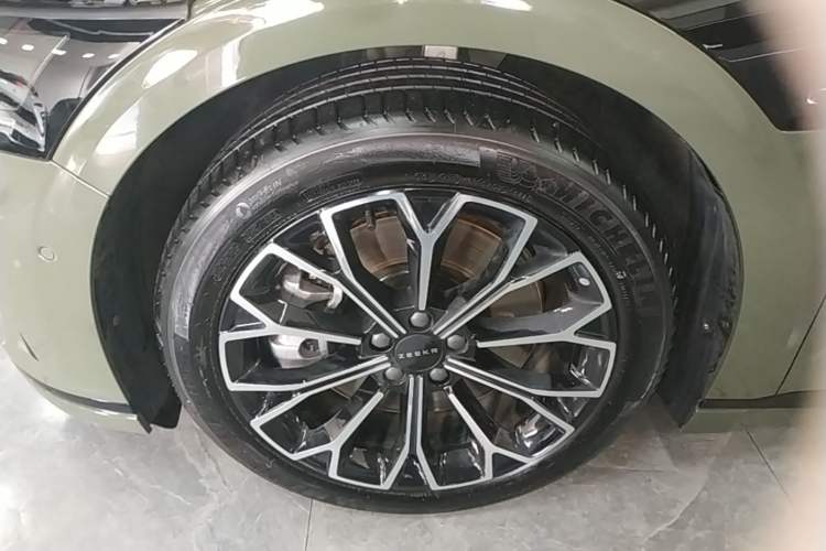 Used Zeekr 007GT 2025 Long-Range Rear-Wheel Drive Intelligent Driving Version 100 kWh Left Front Wheel Hub