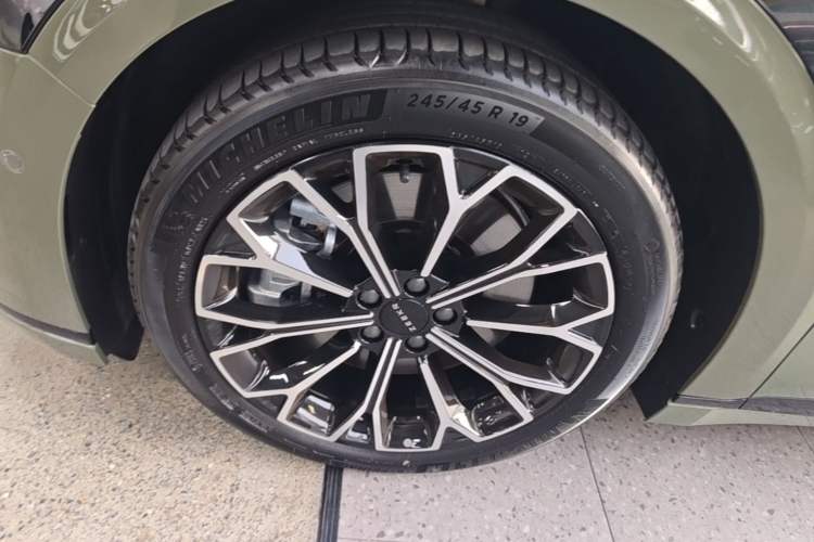 Used Zeekr 007GT 2025 Long-Range Rear-Wheel Drive Intelligent Driving Version 100 kWh Left Front Wheel Hub