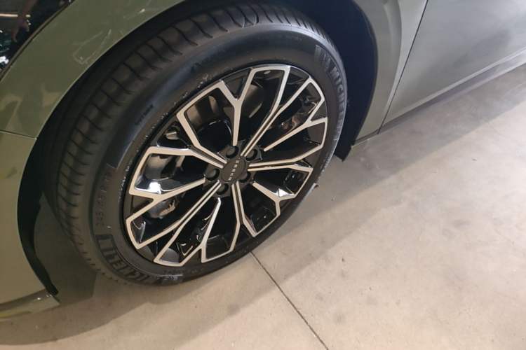 Used Zeekr 007GT 2025 Long-Range Rear-Wheel Drive Intelligent Driving Version 100 kWh Left Front Wheel Hub