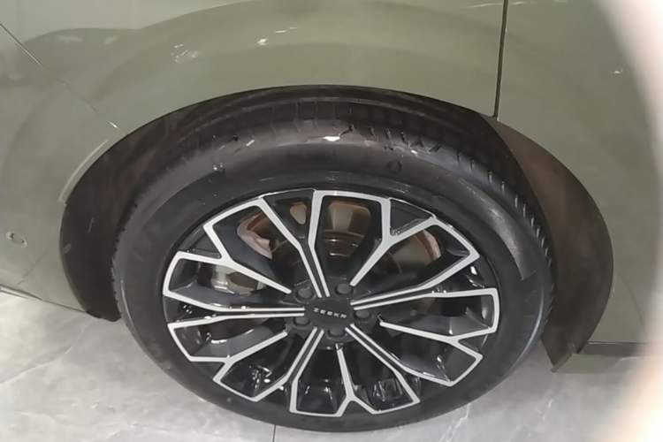 Used Zeekr 007GT 2025 Long-Range Rear-Wheel Drive Intelligent Driving Version 100 kWh Right Rear Wheel Hub