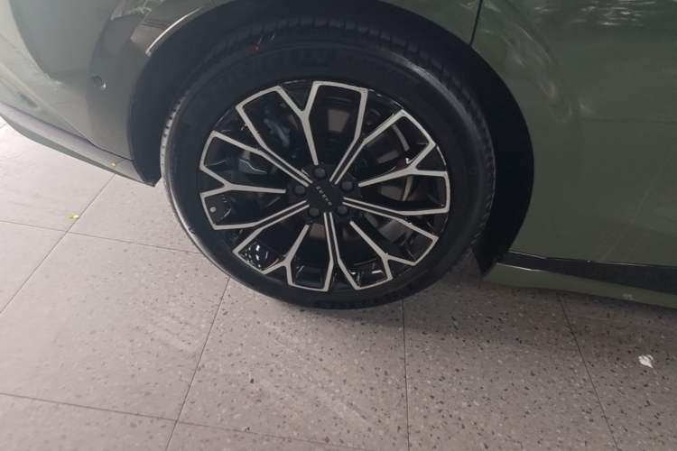 Used Zeekr 007GT 2025 Long-Range Rear-Wheel Drive Intelligent Driving Version 100 kWh Right Rear Wheel Hub