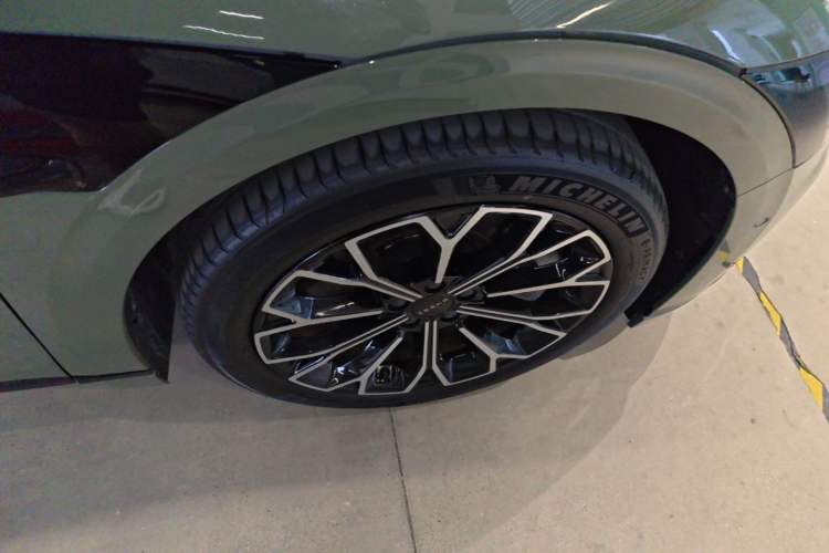 Used Zeekr 007GT 2025 Long-Range Rear-Wheel Drive Intelligent Driving Version 100 kWh Right Rear Wheel Hub