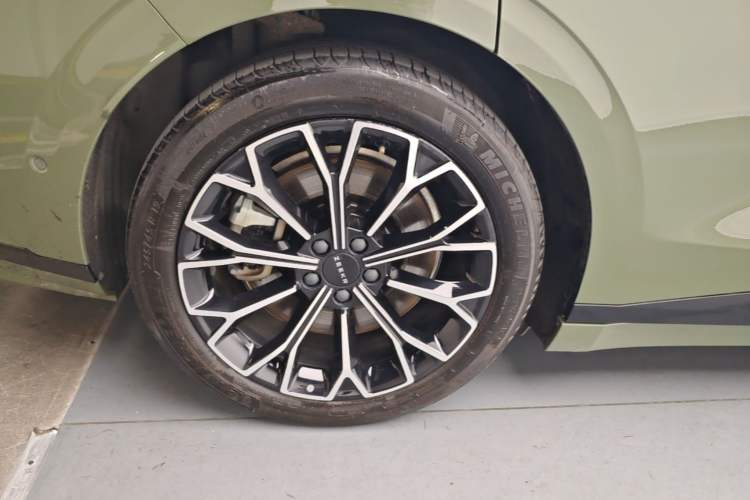Used Zeekr 007GT 2025 Long-Range Rear-Wheel Drive Intelligent Driving Version 100 kWh Right Rear Wheel Hub