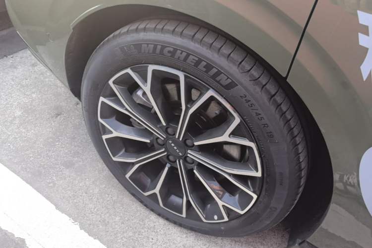 Used Zeekr 007GT 2025 Long-Range Rear-Wheel Drive Intelligent Driving Version 100 kWh Right Rear Wheel Hub