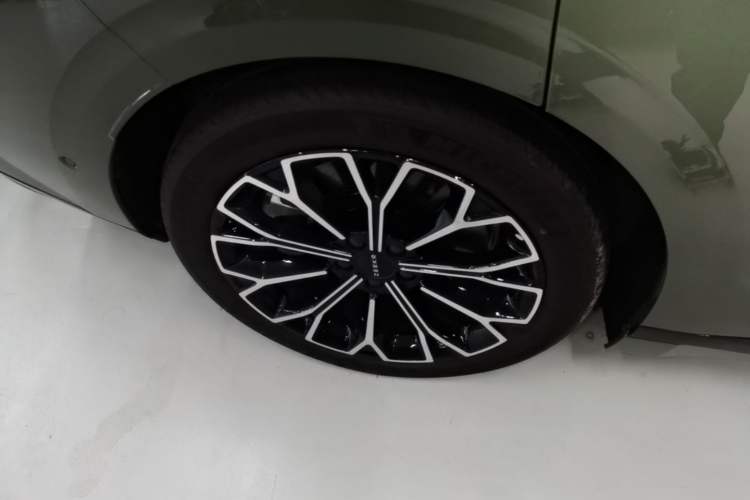 Used Zeekr 007GT 2025 Long-Range Rear-Wheel Drive Intelligent Driving Version 100 kWh Right Rear Wheel Hub