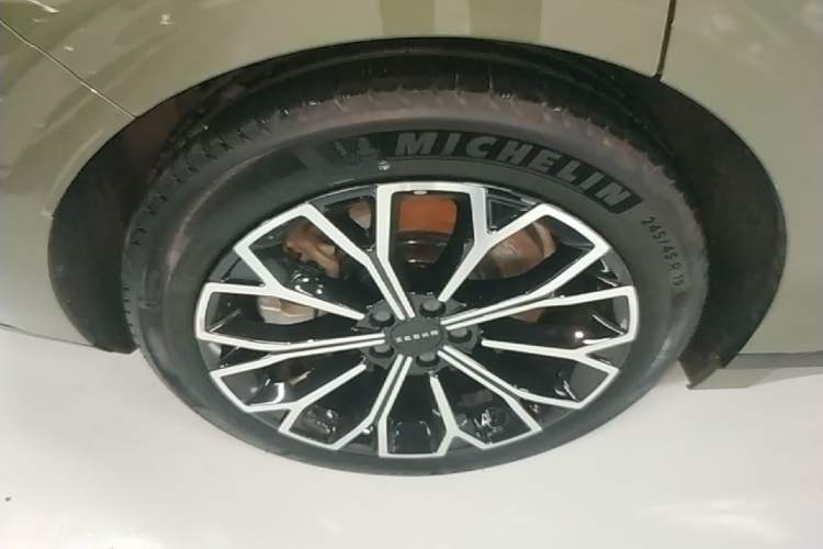 Used Zeekr 007GT 2025 Long-Range Rear-Wheel Drive Intelligent Driving Version 100 kWh Right Rear Wheel Hub