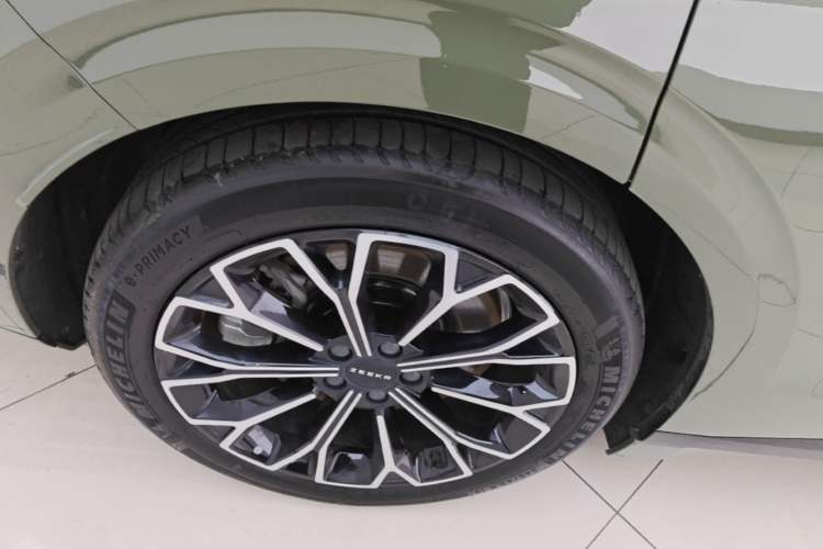 Used Zeekr 007GT 2025 Long-Range Rear-Wheel Drive Intelligent Driving Version 100 kWh Right Rear Wheel Hub