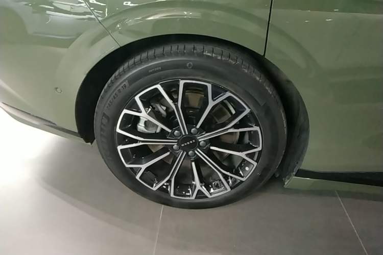 Used Zeekr 007GT 2025 Long-Range Rear-Wheel Drive Intelligent Driving Version 100 kWh Right Rear Wheel Hub
