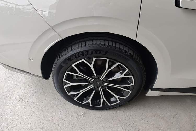 Used Zeekr 007GT 2025 Four-Wheel Drive Intelligent Driving Version 75 kWh Right Rear Wheel Hub