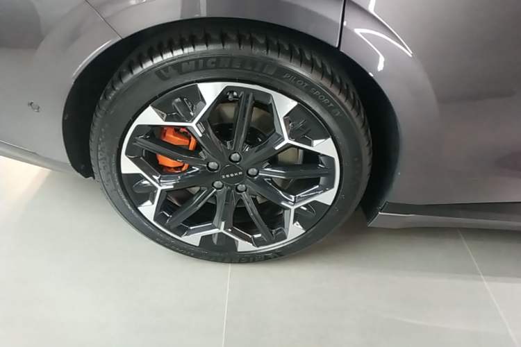 Used Zeekr 007GT 2025 Four-Wheel Drive Intelligent Driving Version 75 kWh Right Rear Wheel Hub