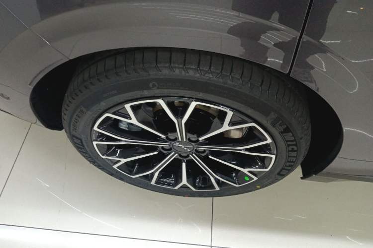 Used Zeekr 007GT 2025 Long-Range Rear-Wheel Drive Intelligent Driving Version 100 kWh Right Rear Wheel Hub