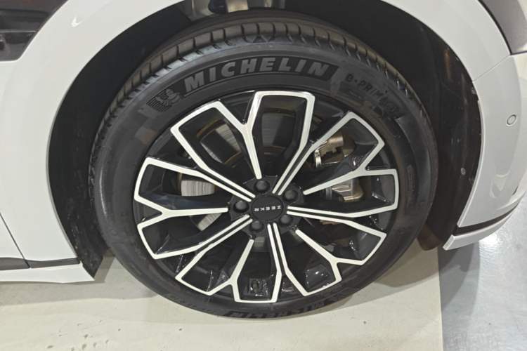 Used Zeekr 007GT 2025 Long-Range Rear-Wheel Drive Intelligent Driving Version 100 kWh Right Front Wheel Hub