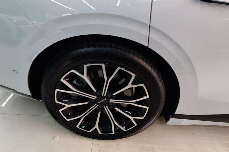 Used Zeekr 007GT 2025 Long-Range Rear-Wheel Drive Intelligent Driving Version 100 kWh Right Rear Wheel Hub