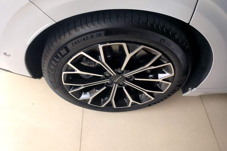 Used Zeekr 007GT 2025 Long-Range All-Wheel-Drive Intelligent Driving Version 100 kWh Right Rear Wheel Hub