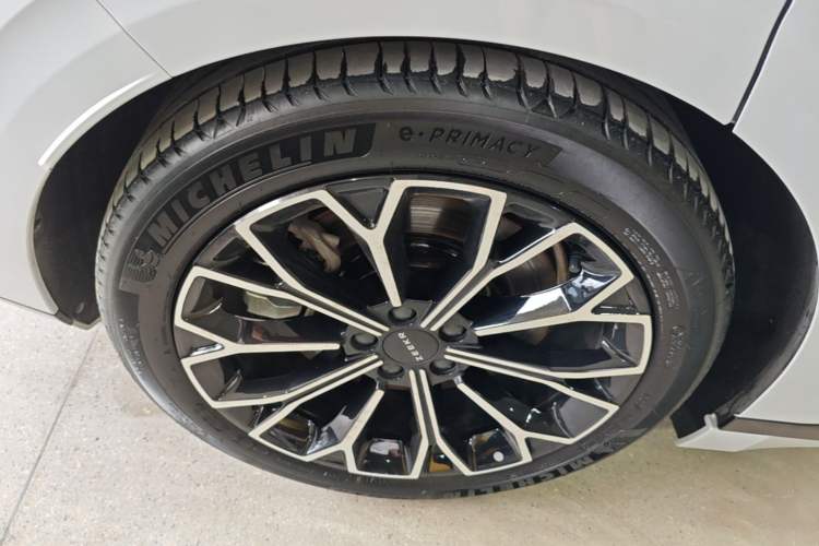 Used Zeekr 007GT 2025 Four-Wheel Drive Intelligent Driving Version 75 kWh Right Rear Wheel Hub