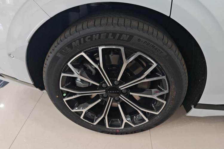 Used Zeekr 007GT 2025 Rear-Drive Intelligent Driving Version 75 kWh Right Rear Wheel Hub
