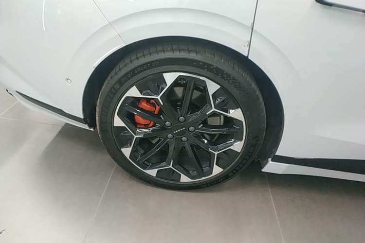 Used Zeekr 007GT 2025 Four-Wheel Drive Intelligent Driving Version 75 kWh Right Rear Wheel Hub