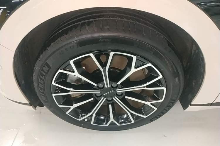 Used Zeekr 007GT 2025 Long-Range Rear-Wheel Drive Intelligent Driving Version 100 kWh Left Front Wheel Hub