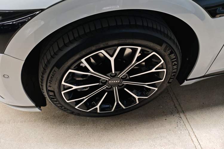 Used Zeekr 007GT 2025 Rear-Drive Intelligent Driving Version 75 kWh Left Front Wheel Hub