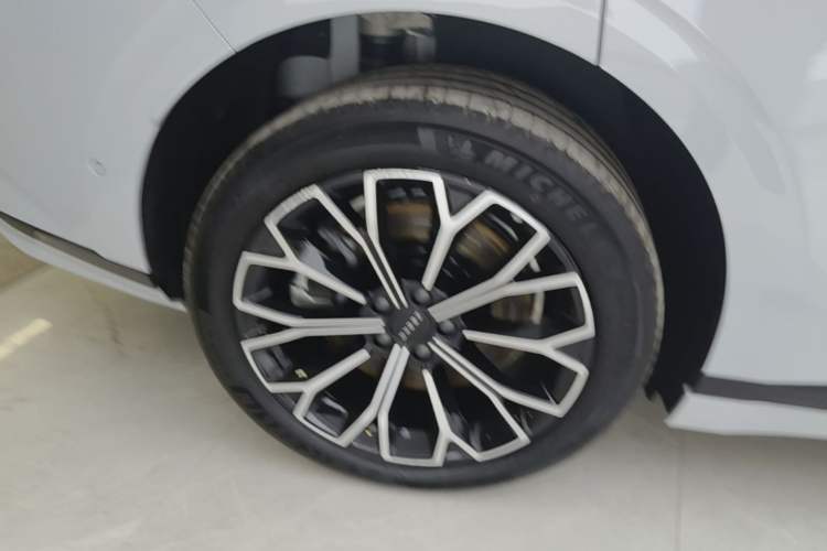 Used Zeekr 007GT 2025 Four-Wheel Drive Intelligent Driving Version 75 kWh Right Rear Wheel Hub