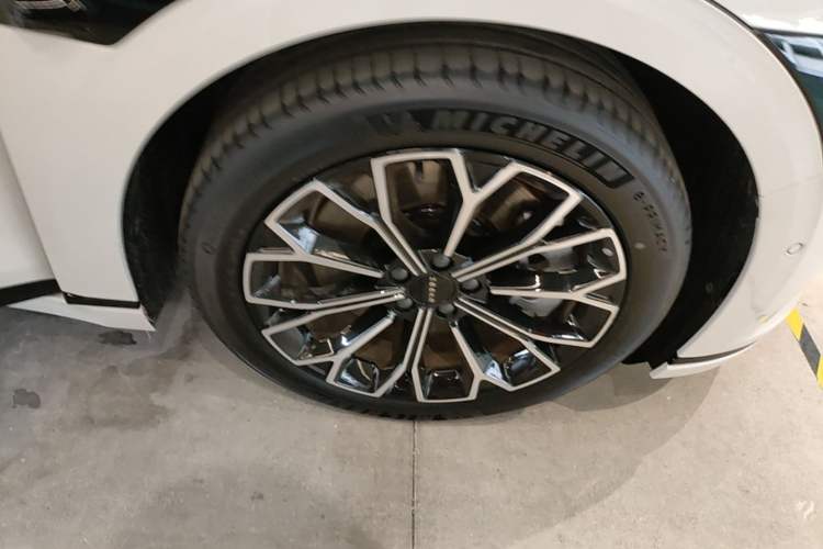 Used Zeekr 007GT 2025 Long-Range Rear-Wheel Drive Intelligent Driving Version 100 kWh Right Rear Wheel Hub