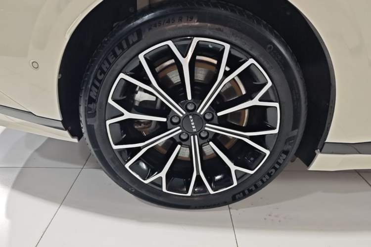 Used Zeekr 007GT 2025 Four-Wheel Drive Intelligent Driving Version 75 kWh Right Rear Wheel Hub