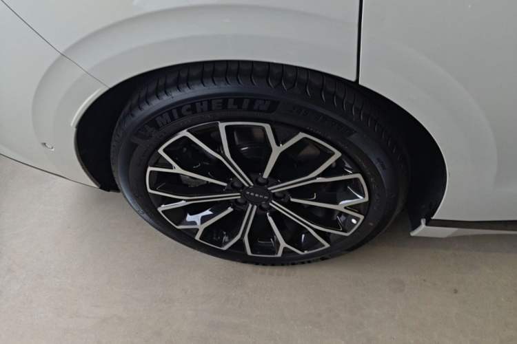 Used Zeekr 007GT 2025 Long-Range Rear-Wheel Drive Intelligent Driving Version 100 kWh Right Rear Wheel Hub