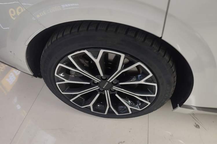 Used Zeekr 007GT 2025 Four-Wheel Drive Intelligent Driving Version 75 kWh Right Rear Wheel Hub