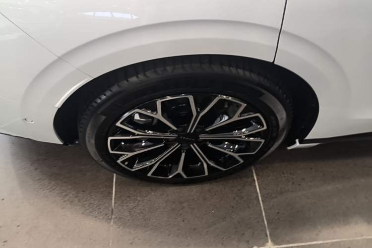 Used Zeekr 007GT 2025 Rear-Drive Intelligent Driving Version 75 kWh Right Rear Wheel Hub