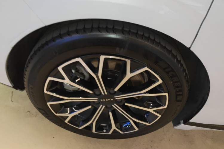 Used Zeekr 007GT 2025 Four-Wheel Drive Intelligent Driving Version 75 kWh Right Rear Wheel Hub