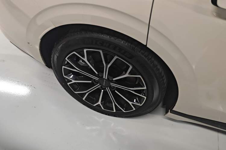 Used Zeekr 007GT 2025 Long-Range Rear-Wheel Drive Intelligent Driving Version 100 kWh Right Rear Wheel Hub