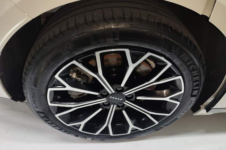 Used Zeekr 007GT 2025 Long-Range Rear-Wheel Drive Intelligent Driving Version 100 kWh Right Rear Wheel Hub
