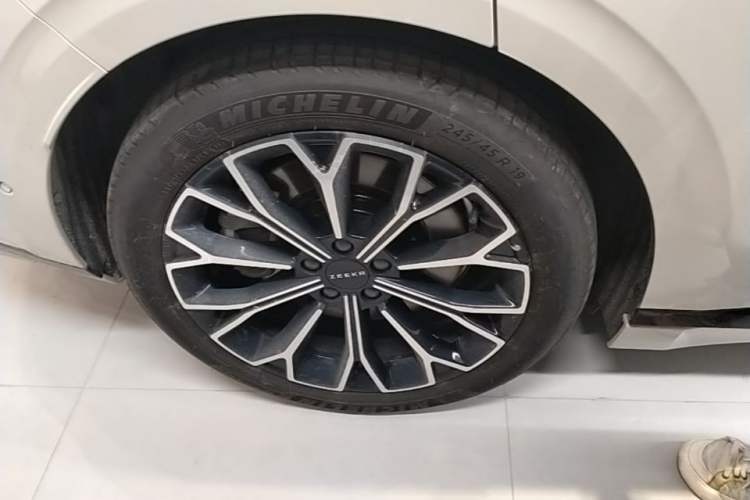 Used Zeekr 007GT 2025 Long-Range Rear-Wheel Drive Intelligent Driving Version 100 kWh Right Rear Wheel Hub