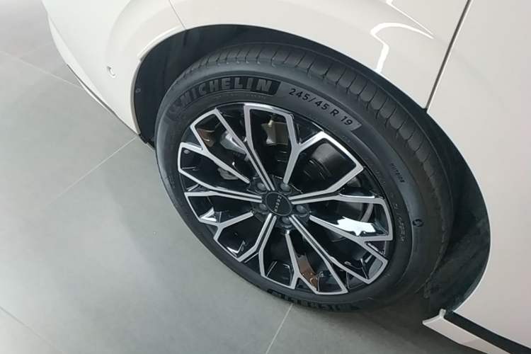 Used Zeekr 007GT 2025 Long-Range Rear-Wheel Drive Intelligent Driving Version 100 kWh Right Rear Wheel Hub