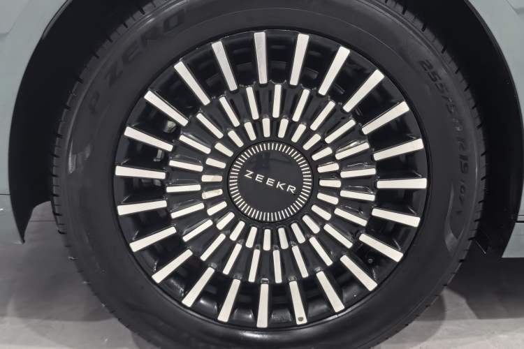 Used Zeekr 009 2024 Six-Seat Executive Version 4WD 108 kWh Left Front Wheel Hub