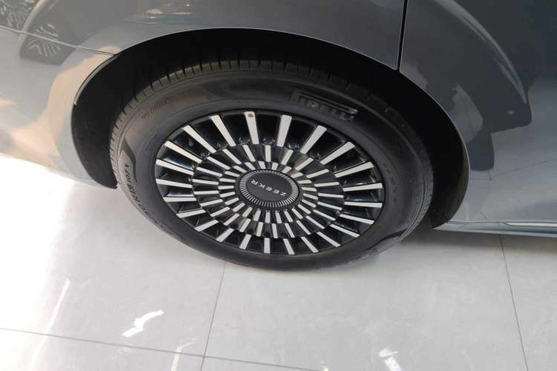 Used Zeekr 009 2024 Six-Seat Executive Version 4WD 108 kWh Right Rear Wheel Hub