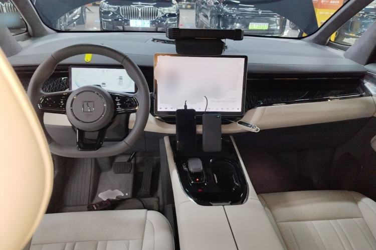 Used Zeekr 009 2022 Revised WE Version Center Console