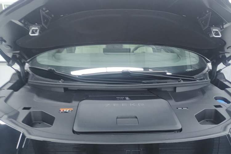 Used Zeekr 009 2022 WE Edition Engine Bay