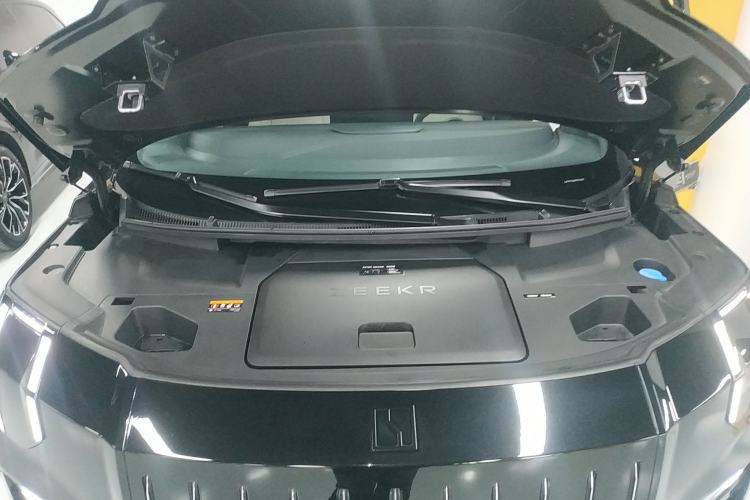 Used Zeekr 009 2022 WE Edition Engine Bay