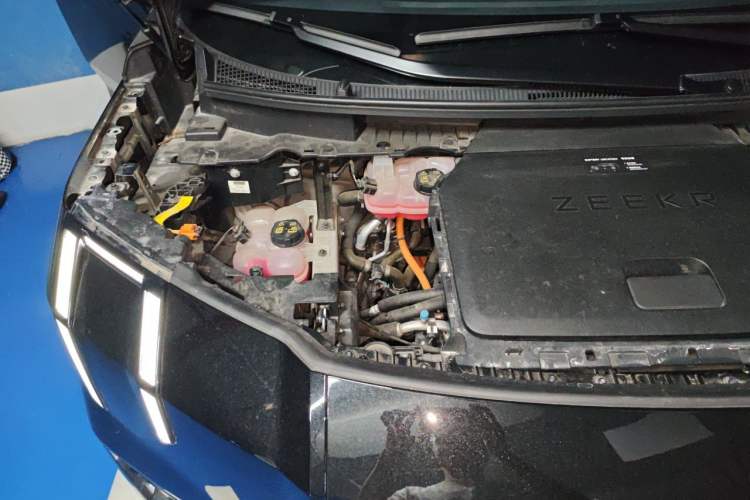 Used Zeekr 009 2022 WE Edition Engine Bay Right