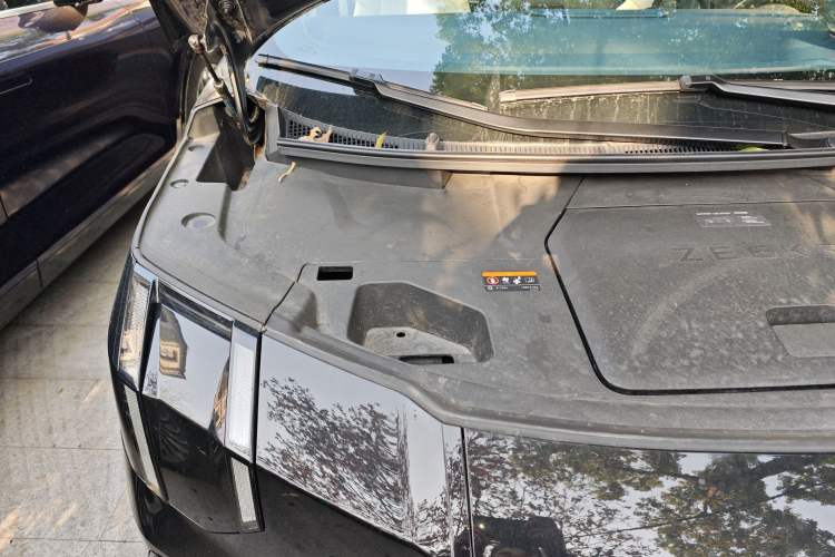 Used Zeekr 009 2022 WE Edition Engine Bay Right
